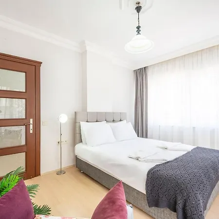 Apartment Cozy Flat With Balcony Close To Public Transportation In Konyaalti, *