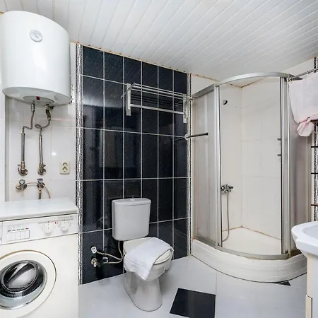 Apartment Cozy Flat With Balcony Close To Public Transportation In Konyaalti, *
