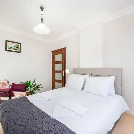 Apartment Cozy Flat With Balcony Close To Public Transportation In Konyaalti, *